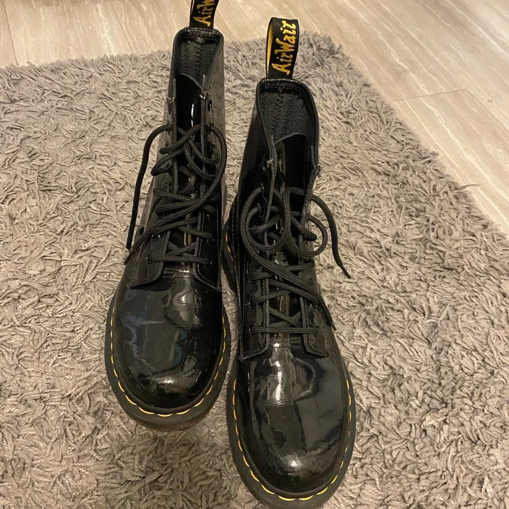 Dr. Martens 1460 WOMEN'S PATENT LEATHER LACE UP BOOTS - Picture 2 of 4